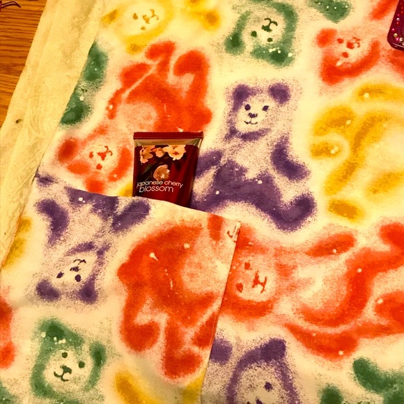 Large gummy bears scrub top 👚🐻 - Picture 5 of 7
